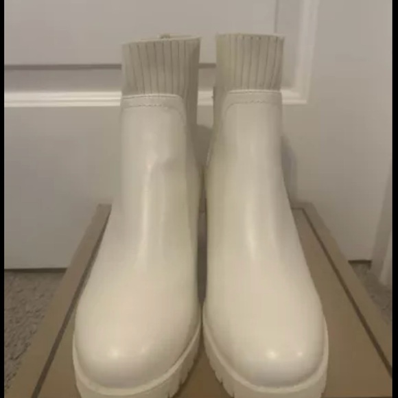 Sz7.5- MIA white booties - Picture 3 of 4